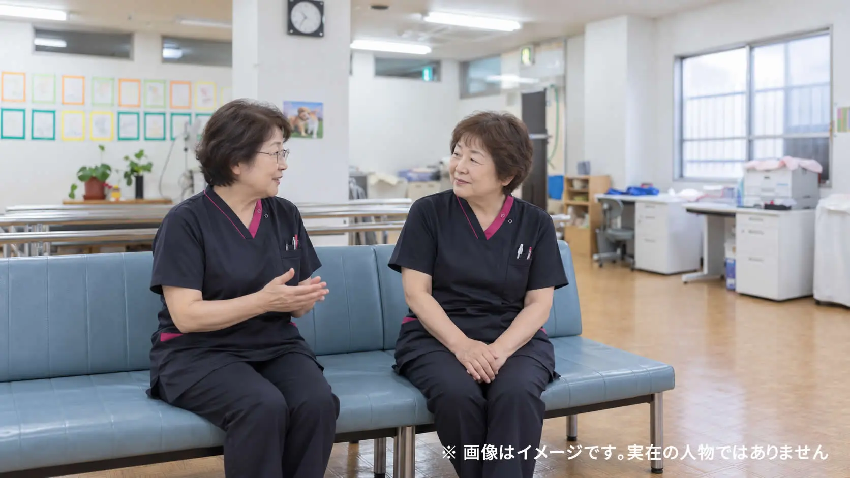 並んで笑う看護職員ふたり