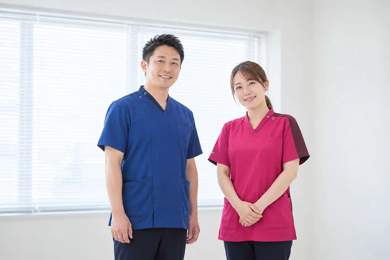 笑顔で立つ看護職員
